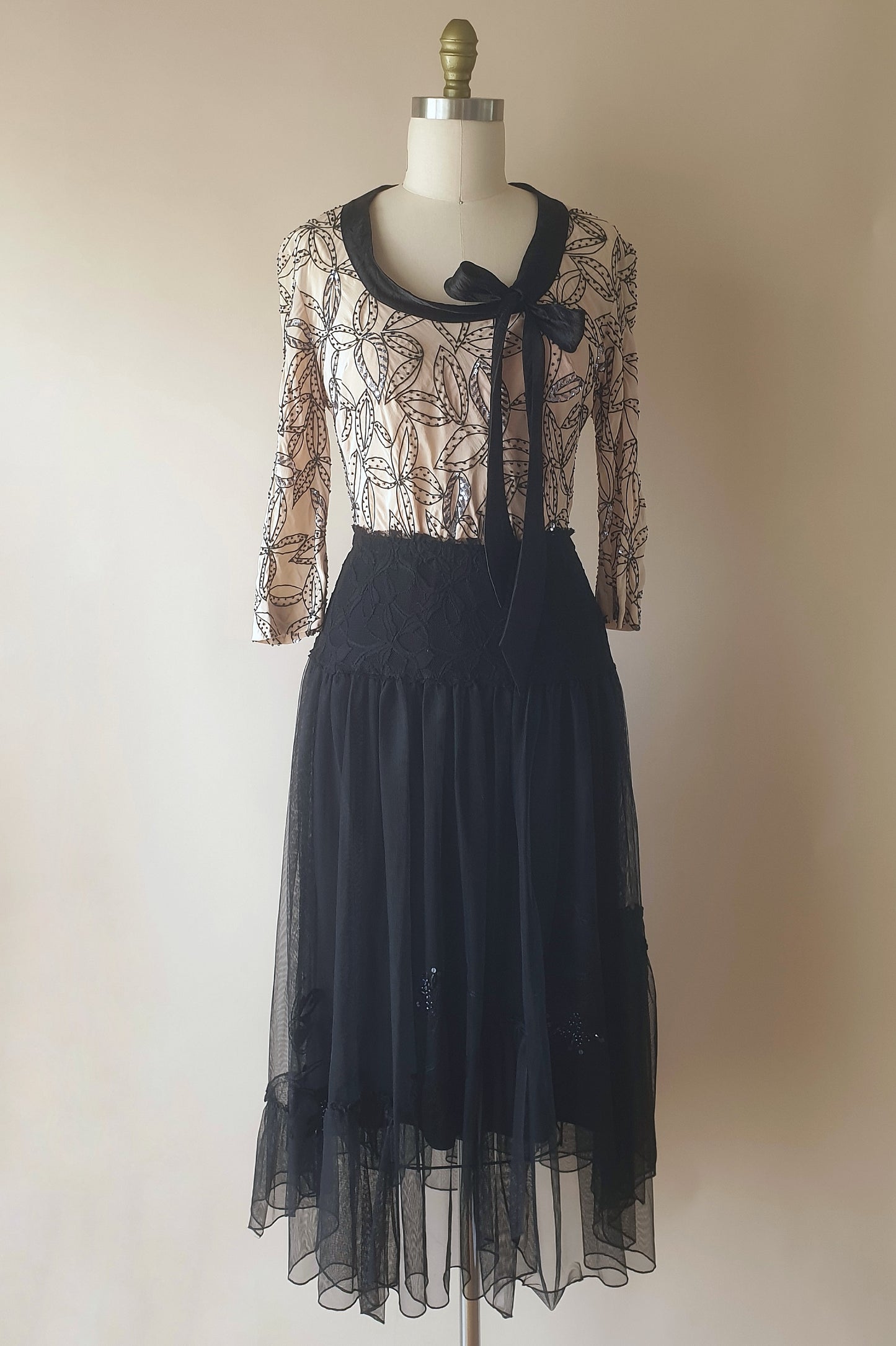 Vintage Caroline Church embroidered top Size S/M